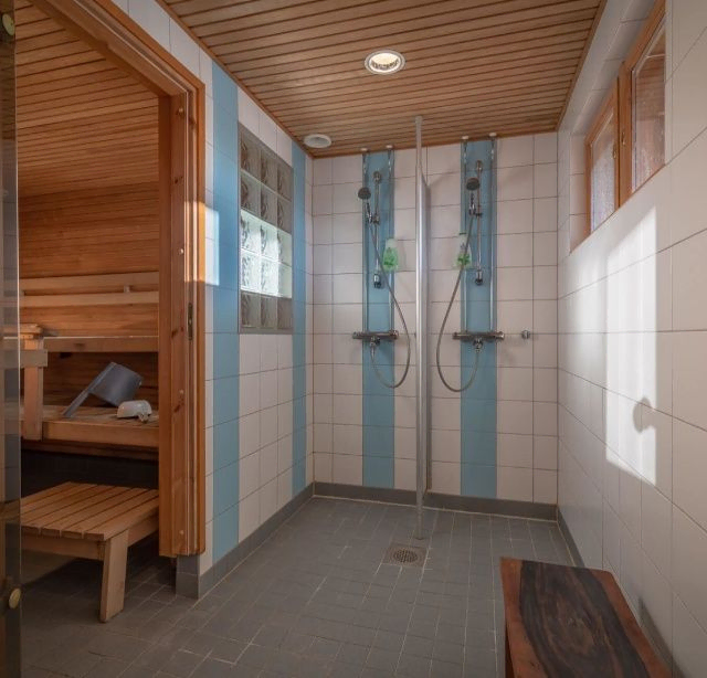 Kaksi suihkua ja sauna